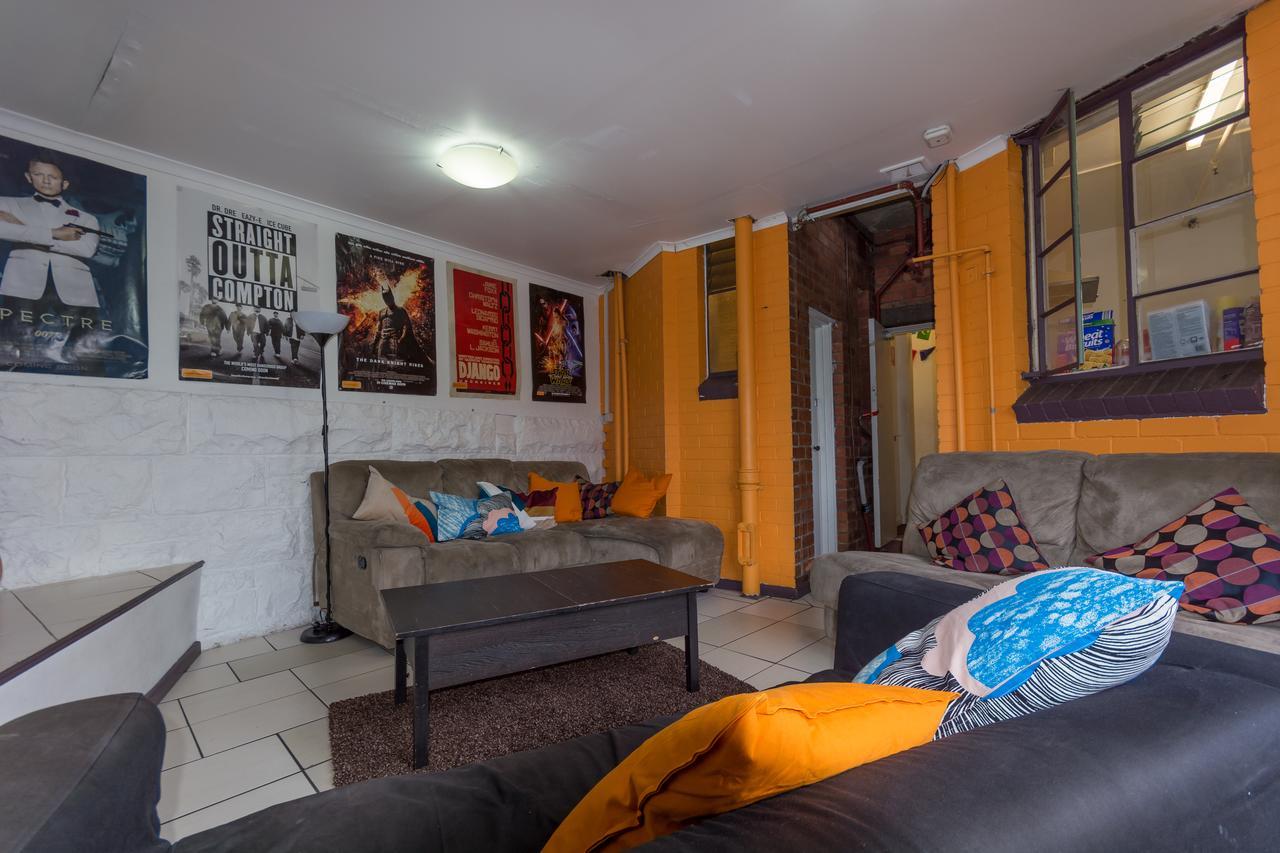 Landing Pads Richmond Hostel เมลเบิร์น ภายนอก รูปภาพ